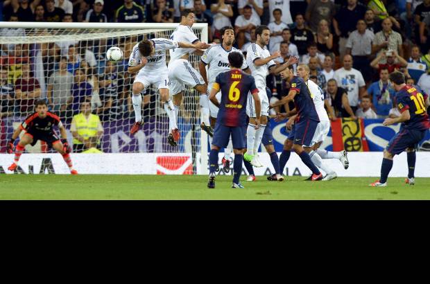 Reuters - Pero el Barcelona revivi&#243; cuando el delantero argentino Lionel Messi anot&#243; un notable gol de tiro libre al filo del descanso.