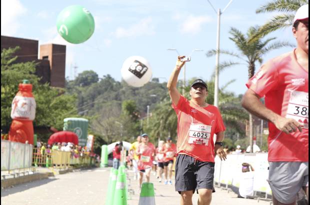 Esteban Jaramillo y Sebasti&#225;n Salazar - M&#225;s de 10 mil competidores se dieron cita en esta hist&#243;rica cita deportiva que se corr&#237;a en las modalidades de 5, 10, 21 y 42 kil&#243;metros.