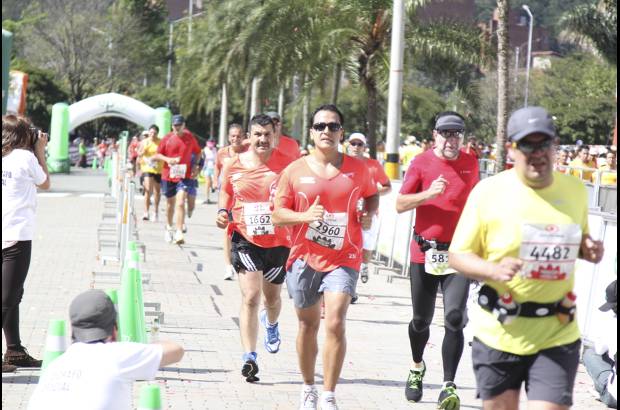Esteban Jaramillo y Sebasti&#225;n Salazar - M&#225;s de 10 mil competidores se dieron cita en esta hist&#243;rica cita deportiva que se corr&#237;a en las modalidades de 5, 10, 21 y 42 kil&#243;metros.