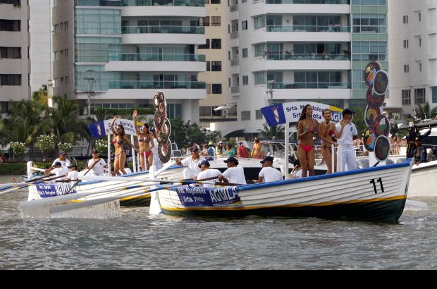 Colprensa - En este tradicional evento, las candidatas recorrieron la bahía de Cartagena, acompañadas de los cadetes de la Escuela Naval. La cita final fue en el Club Naval, donde las candidatas desfilaron en un acto de carácter benéfico para la Acción Social Naval.