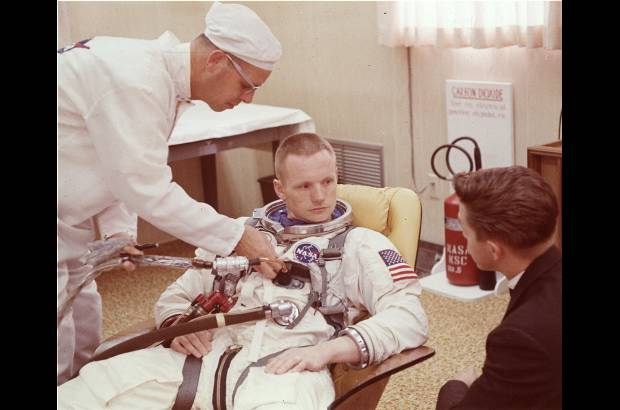 AP - Neil Armstrong fue piloto comandante de la misi&#243;n Gemini VIII, que hac&#237;a parte del programa Gemini en el que se definieron parte de los detalles que permitieron llevar al hombre a la Luna. La foto fue tomada el 6 de marzo de 1966.