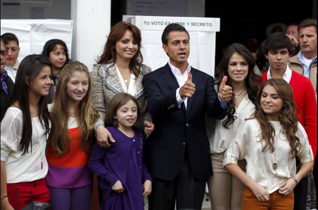 Reuters - Pe&#241;a Nieto, que siempre estuvo rodeado de su familia, y declar&#243; que esperaba que &quot;el ganador fuera el pueblo de M&#233;xico&quot; y que el pa&#237;s viv&#237;a &quot;una fiesta democr&#225;tica&quot;.