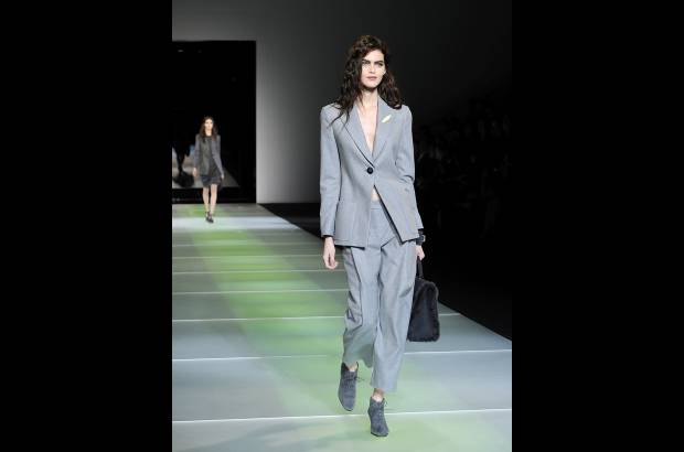 AP - Giorgio Armani, de 79 años, cerró la Semana de la Moda femenina de Milán. Sus diseños sorprendieron por teñir la franela de grises claros y oscuros a los que se unió el verde lima, para vestir a una mujer sencilla pero elegante. Para la noche, los vestidos largos palabra de honor o con escotes vertiginosos fueron los encargados de poner la nota de distinción en el desfile.