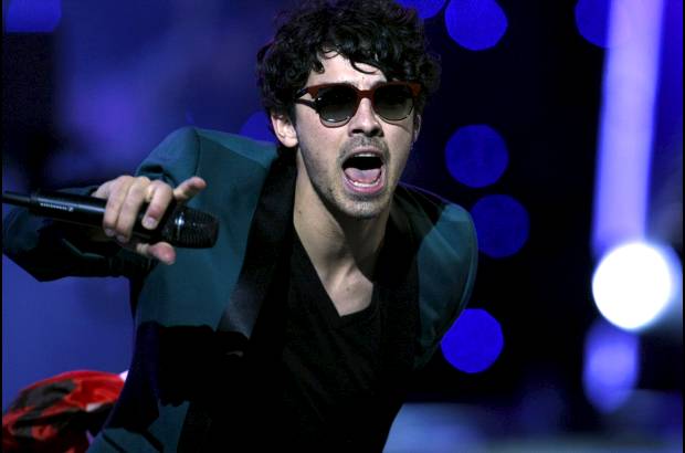 AP - Daba igual si los temas eran un poco m&#225;s &#39;ca&#241;eros&#39;, interpretados por Joe, o eran baladas como &quot;Give Love A Try&quot;, de Nick, el m&#225;s joven de los tres, el resultado era siempre el mismo, quince mil gargantas dej&#225;ndose la voz.