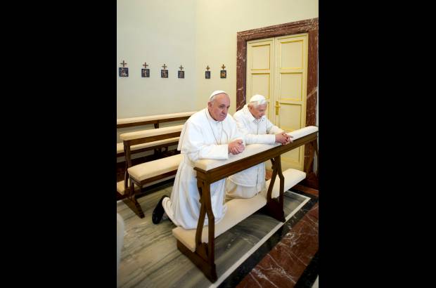 AP - El papa Francisco viaj&#243; este s&#225;bado a la residencia apost&#243;lica de Castel Gandolfo, a unos 30 kil&#243;metros al sur de Roma, para visitar y almorzar con Benedicto XVI, que se aloja all&#237; desde que dej&#243; de ser Papa. La visita del Sumo Pont&#237;fice conglomer&#243; a miles de creyentes a las afueras de la residencia.