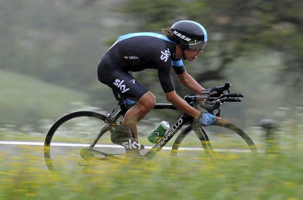 AP - El colombiano Rigoberto Ur&#225;n (SKY) se acerc&#243; al segundo puesto de la clasificaci&#243;n general del Giro de Italia que ostenta Cadel Evans (BMC), 10 segundos los separan.