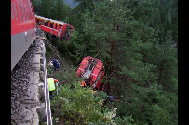 Reuters - Tres vagones de un tren de pasajeros se descarrilaron este mi&#233;rcoles y 11 personas resultaron heridas despu&#233;s que el convoy choc&#243; con los escombros de un deslizamiento de tierra en los Alpes.
