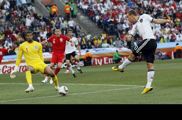 AP - A los 32, el delantero Lukas Podolski marc&#243; el 2-0 con un potente disparo bajo, tras una notable combinaci&#243;n de pases entre M&#252;ller y Mesut Ozil.