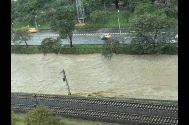Cortesía Hugo Peña - La intensa lluvia, acompañada de granizo y fuertes vientos, paralizó las principales vías de Medellín y parte del Área Metropolitana. Por fortuna, no hubo personas lesionadas.
