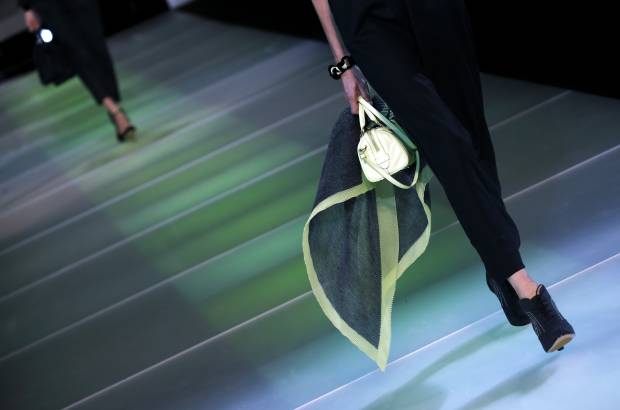 Reuters - Giorgio Armani, de 79 años, cerró la Semana de la Moda femenina de Milán. Sus diseños sorprendieron por teñir la franela de grises claros y oscuros a los que se unió el verde lima, para vestir a una mujer sencilla pero elegante. Para la noche, los vestidos largos palabra de honor o con escotes vertiginosos fueron los encargados de poner la nota de distinción en el desfile.