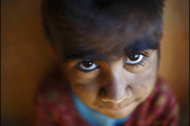 Reuters - El hijo menor de Devi a&#250;n no puede practicarse este tratamiento debido a su corta edad.