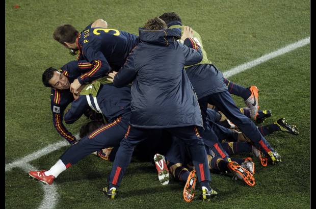 AP - Espa&#241;a rompi&#243; al fin el muro de los cuartos de final, que le hab&#237;a resultado hasta ahora infranqueable en los Mundiales, al vencer por 1-0 a Paraguay en el estadio Ellis Park de Johannesburgo en un partido que tuvo dos penaltis, uno por bando, y ninguno se convirti&#243;.