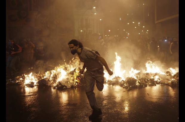 RE - Un manifestante de un grupo llamado Bloque Negro protesta fuera de la Asamblea Municipal durante una una huelga de maestros en R&#237;o de Janeiro.