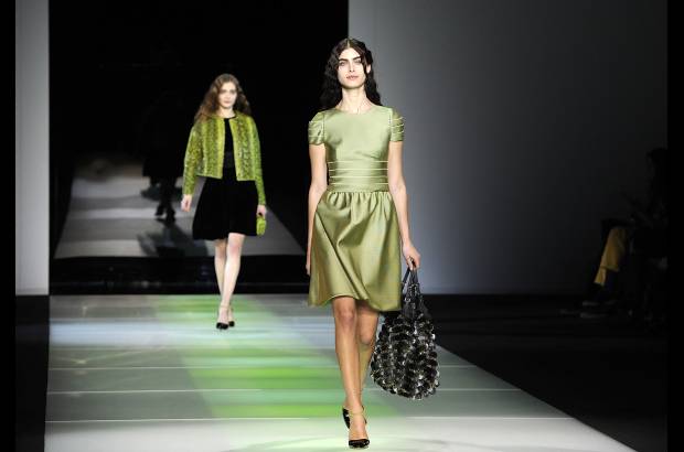 AP - Giorgio Armani, de 79 años, cerró la Semana de la Moda femenina de Milán. Sus diseños sorprendieron por teñir la franela de grises claros y oscuros a los que se unió el verde lima, para vestir a una mujer sencilla pero elegante. Para la noche, los vestidos largos palabra de honor o con escotes vertiginosos fueron los encargados de poner la nota de distinción en el desfile.