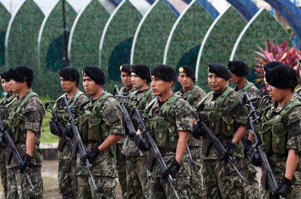 AP - Efectivos de contrainsurgencia con uniformes de campa&#241;a salen cada domingo de una base del ej&#233;rcito en Pichari, un distrito apartado cuya amplia avenida rompe la normalidad, en el centro de un valle convertido en el mayor productor de coca en el mundo.