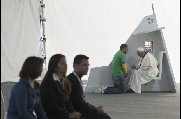 Reuters - Papa Francisco escucha una confesi&#243;n en la Quinta da Boa Vista Park de R&#237;o en su visita a Brasil.