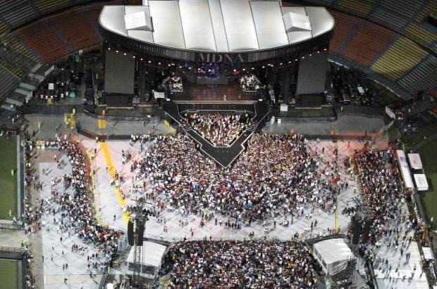 Robinson S&#225;enz - Sobrevuele junto con EL COLOMBIANO el concierto de Madonna. Las grader&#237;as se comienzan a llenar cada vez m&#225;s y a nadie le importa la lluvia, ni la espera, todos quieren ver a su artista.