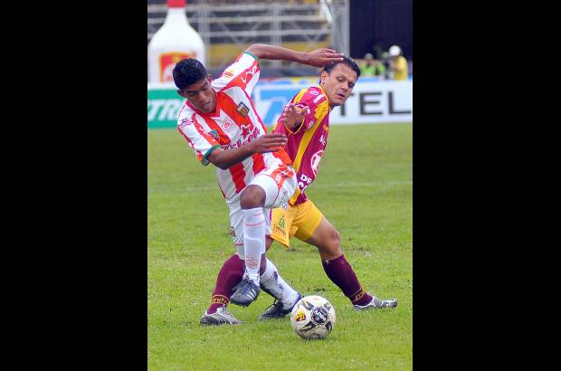 Colprensa - Cuando salió del campo Yulián Mejía, los tolimenses lo aplaudieron, reconociendo su gran partido, que lo dejó como la figura.