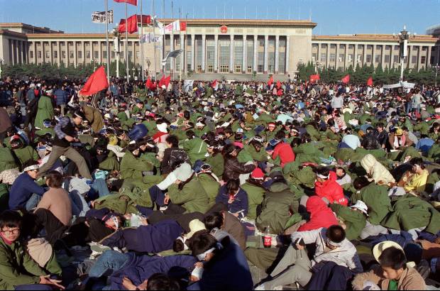 AFP - 14 de mayo de 1989. Estudiante en huelga de hambre tendido en el suelo en el centro de la Plaza Tiananmen de Beijing.