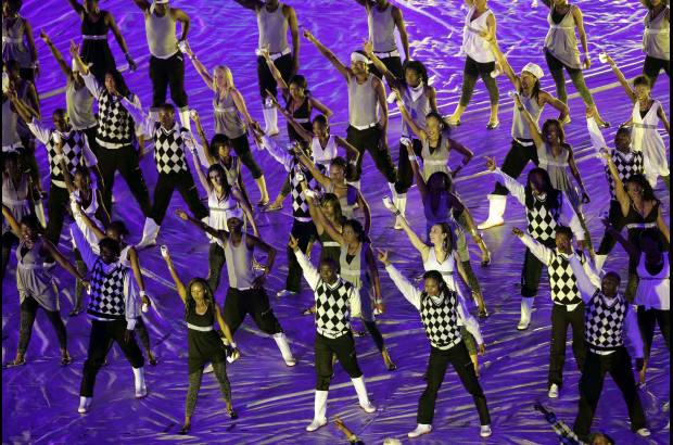 AP - Durante los 28 minutos que dur&#243; la ceremonia, que se retransmiti&#243; a 215 pa&#237;ses y que los organizadores preve&#237;an que ser&#237;a vista por m&#225;s de 500 millones de personas, participaron 780 artistas y algunos de los cantantes y bailarines africanos y sudafricanos m&#225;s importantes.