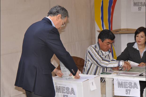 Colprensa - El presidente Uribe fue el primer colombiano en votar, lo hizo a las 8 de la ma�ana en la Plaza de Bol�var.