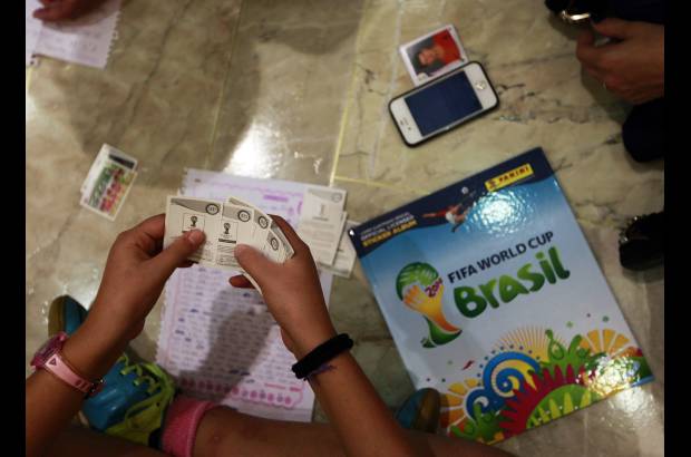 Reuters - La afición de llenar el álbum se incrementa a medida que se acerca la fecha del Mundial Brasil 2014.