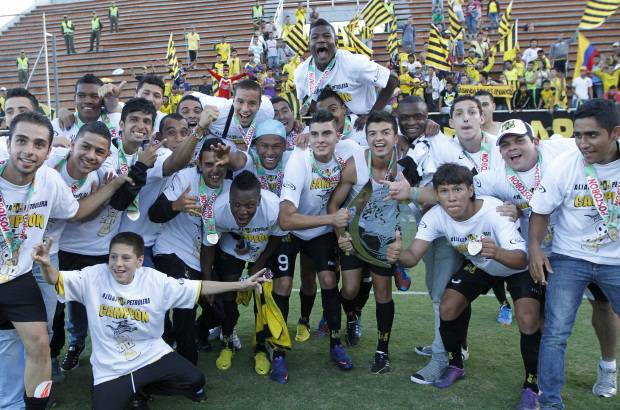 Hern&#225;n Vanegas - Campe&#243;n, Alianza campe&#243;n, entonaban los hinchas y familiares de los futbolistas desde las tribunas, mientras ellos levantaban los brazos y exhib&#237;an el trofeo.