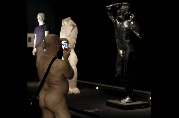 AP - "No puedo decir que estoy sudando", dijo Herbert Korvas mientras esperaba junto a otros hombres jóvenes en el atrio, luciendo sólo medias, tenis y una amplia sonrisa. Pese al frío, dijo que le atrajo la idea de visitar el museo desnudo "porque era algo diferente".