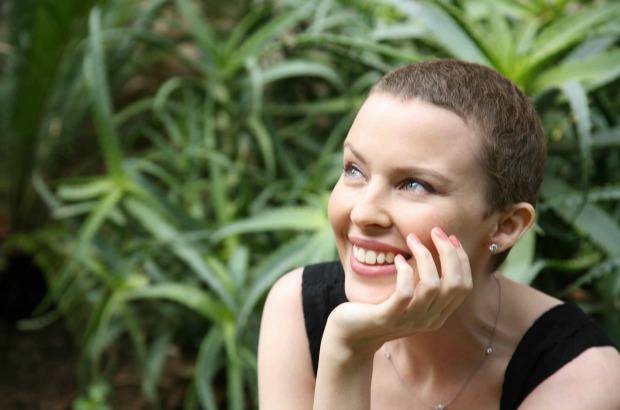 AP - Kylie Minogue es otra de las famosas sobrevivientes. En 2005, en plena gira Show Girl, le fue detectado el c&#225;ncer de mama. Le extirparon el tumor y se someti&#243; a quimioterapia para vencer la enfermedad.