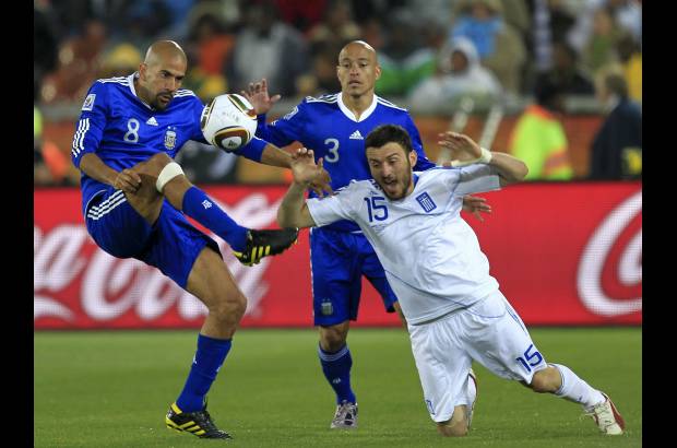 Reuters - La derrota dejó afuera a Grecia, que se quedó con tres puntos. Corea del Sur se llevó la segunda plaza del grupo al igualar 2-2 con Nigeria. Los coreanos sumaron cuatro unidades y los nigerianos dos.