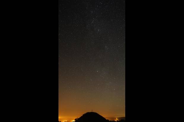 Reuters - Lluvia de estrellas en la colina en Leeberg Grossmugl, a unos 30 kil&#243;metros al norte de Viena, Austria.