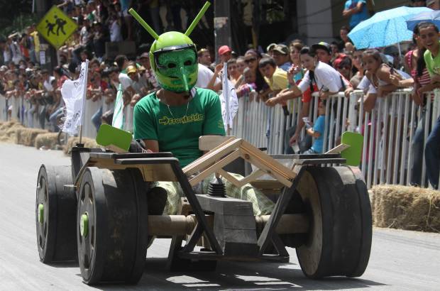 Hernán Vanegas - Angélica Camacho, la Hinchada de Fuera de Lugar; Jorge Carrasquilla, presentador de Cómo Amaneció Medellín; y Rodrigo Castro, presentador de El Lavadero, fueron los jurados que premiaron los participantes mejor disfrazados y con el mejor carro decorado.