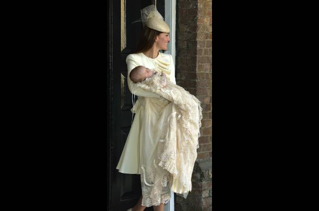 Reuters - El beb&#233; llevaba un fald&#243;n de encaje y sat&#233;n, r&#233;plica del que port&#243; la princesa Real Victoria, hija de la reina Victoria, cuando fue bautizada en 1841.