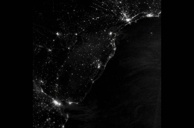 Nasa - Foto: Parte de la costa atl&#225;ntica de Am&#233;rica del Sur. &quot;Por todas aquellas razones por las que necesitamos ver la Tierra durante el d&#237;a, tenemos tambi&#233;n que ver la Tierra por la noche&quot;, dijo Miller en un comunicado en el que destac&#243; que a diferencia de los humanos &quot;la Tierra nunca duerme&quot; y la noche &quot;no es en ning&#250;n lugar tan oscura como pensamos&quot;.
