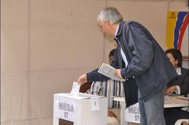 Colprensa - El alcalde de Bogot�, Samuel Moreno Rojas vot� en la mesa 57, de Altos dignatarios.