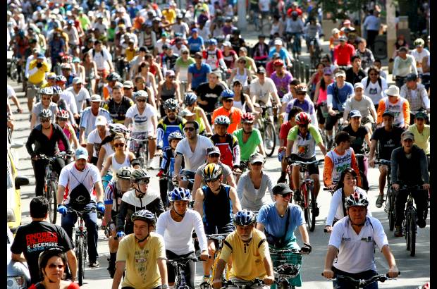 Juan Antonio Sánchez - Este domingo se realizó el Ciclopaseo por las calles de Medellín con motivo del Día de la Bicicleta. Pequeños y grandes disfrutaron del recorrido que reunió a la familia y los amigos. Todos compartieron el lema del evento: En bici somos más felices.