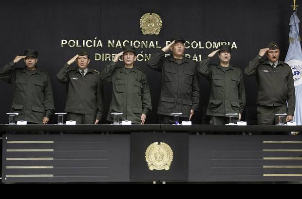 Colprensa-Andr&#233;s Torres - El teniente coronel William Donato; el director de la Dij&#237;n, general Luis Gilberto Ram&#237;rez; el general Luis Mendieta; el director de la Polic&#237;a Nacional, general &#211;scar Naranjo; el coronel Luis Enrique Murillo; y el general Orlando P&#225;ez Bar&#243;n, director de Seguridad Ciudadana durante el homenaje a los rescatados.