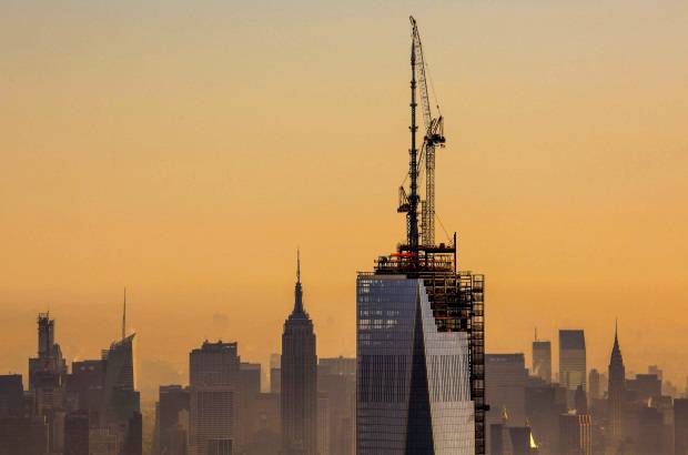 Reuters - &quot;Hoy es un d&#237;a de orgullo para nuestra ciudad y nuestro estado al coronar el One World Trade Center. Un hito que simboliza el resurgimiento y la resistencia de nuestro estado y de nuestra naci&#243;n&quot;, afirm&#243; el gobernador de Nueva York, Andrew Cuomo.
