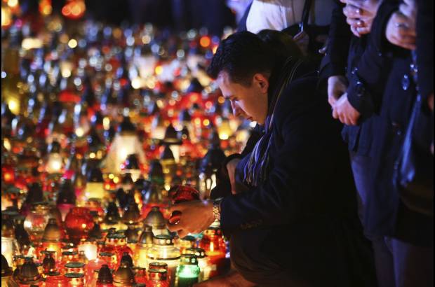 Reuters - La tragedia uni&#243;, una vez m&#225;s, a los ciudadanos polacos, que dejaron de un lado la rivalidad pol&#237;tica entre conservadores y liberales para llorar juntos por la muerte de Kaczinski.