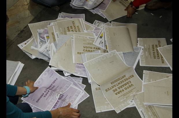 Donaldo Zuluaga - En el Palacio de Exposiciones, las mujeres ejercieron su derecho al voto en las diferentes mesas que estuvieron dispuestas para las elecciones al Senado, C&#225;mara y Parlamento Andino.