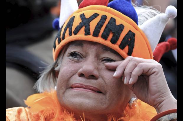 Reuters - Los asistentes mostraron su cariño a la nueva reina, la argentina Máxima Zorreguieta.