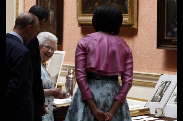 Reuters - Los Obama dieron de regalo a la reina Isabel un &#225;lbum de fotograf&#237;as y recuerdos de la visita de los padres de la soberana, Jorge VI e Isabel a Estados Unidos en 1939.