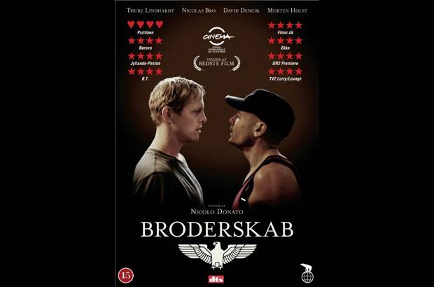 Broderskab - Hermandad (Bélgica/Dinamarca, 2010) - Un drama de Nicolo Donato que cuenta la historia de Lars, un joven que luego de ser rechazado por el ejército, se siente atraído por un grupo neo-nazi y por Jimmy, un muchacho de su misma edad. Aunque en estos ambientes hay un fuerte rechazo por las relaciones homosexuales, los jóvenes mantienen la suya oculta.