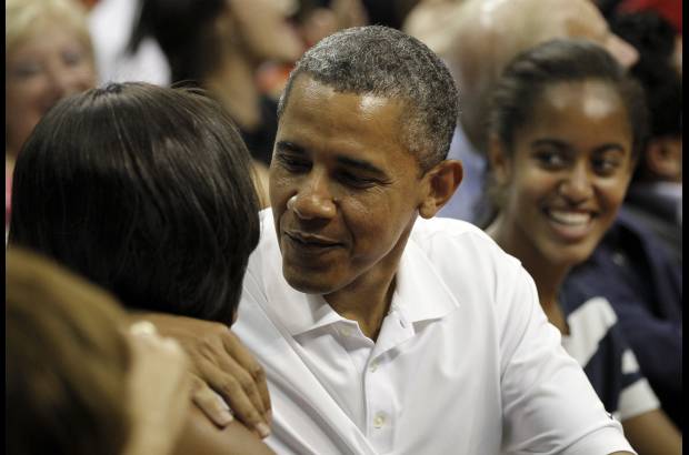 AP - Durante el partido, la multitud pidi&#243; a la pareja Obama que se dieran un beso, lo que sonroj&#243; al mandatario.