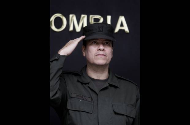 Colprensa-Andr&#233;s Torres - El coronel Luis Enrique Murillo, en la sede de la Polic&#237;a Nacional, durante el recimiento especial que le hicieron sus compa&#241;eros.