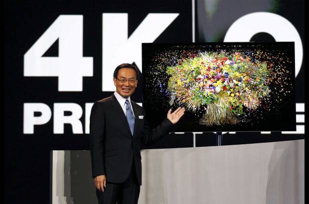 Foto Reuters - El director de Panasonic, Kazuhiro Tsuga, muestra el nuevo TV de 56 pulgadas.