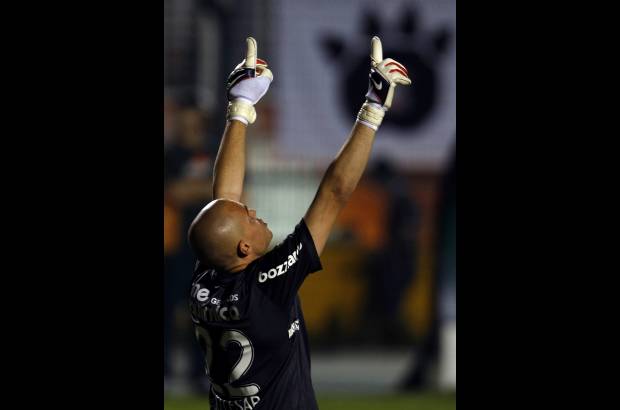 Reuters - Con el resultado favorable, el Corinthians levant&#243; el pie del acelerador y se limit&#243; a controlar a los colombianos en el centro del campo.