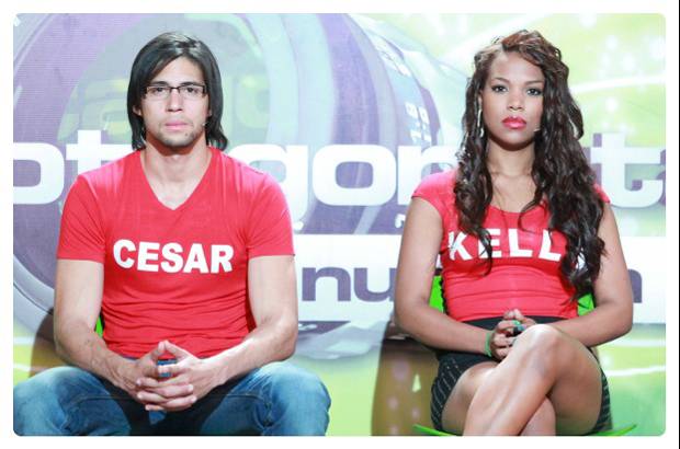 Cortes&#237;a Canal RCN - Mientras tanto, C&#233;sar de la Hoz fue amenazado nuevamente por talento. A su lado, por convivencia, se sent&#243; la cale&#241;a Kelly Echevery, una de &quot;las chicas superpoderosas&quot;, grupo conformado adem&#225;s por Sara y Diana X.