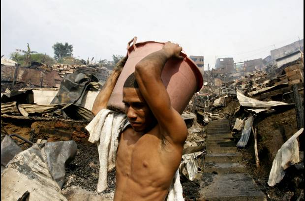 Esteban Vanegas - Con baldes con agua los habitantes del barrio, desesperados, intentaron sofocar las llamas.