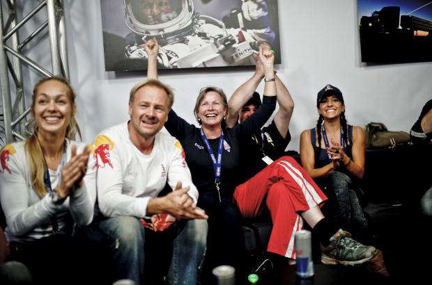 AP - El equipo de Redbull celebra la llegada del austriaco a tierra.